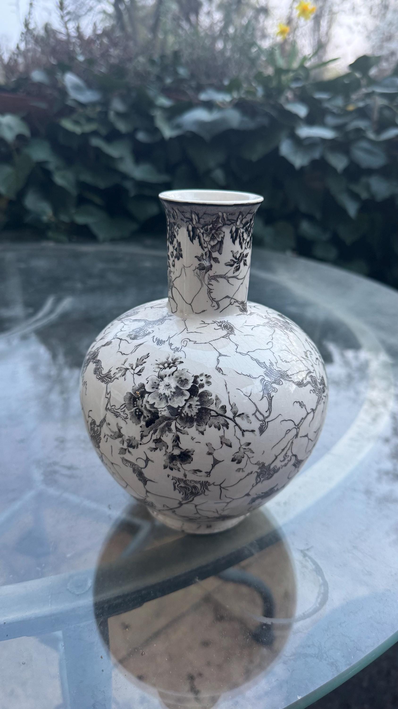 Antike Villeroy & Boch Vase | Alt Mettlacher Kupferstiche | Schwarz-Weiß Porzellan mit feiner Grafik