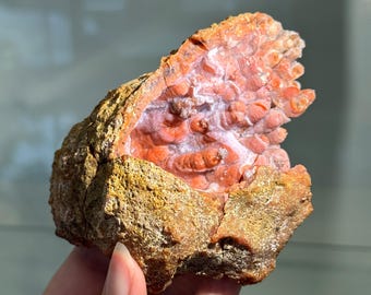Gran ejemplar de calcedonia rosa procedente de Asni, región de Tichka, Marruecos.