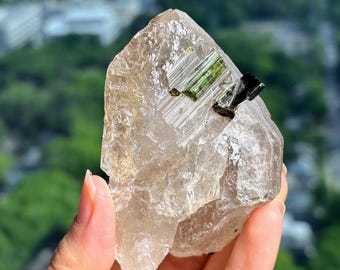 パキスタン産のマトリックスクォーツにグリーントルマリンの宝石結晶