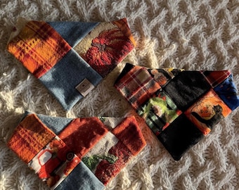 Puede incluir: Tres pañuelos triangulares para mascotas con diseños de patchwork con temas de otoño y Halloween, que incluyen calabazas, gatos negros y patrones de cuadros. El texto dice MEDIUM FALL/HALLOWEEN y ALL BANDANAS WILL HAVE A NOVA DOOD TAG SEWN ON THE LOWER RIGHT SIDE.