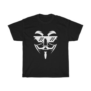 Puede incluir: Una camiseta negra con un gr&aacute;fico blanco de la m&aacute;scara de Anonymous con gafas de sol pixeladas. Las gafas de sol son un meme popular conocido como "Deal with it".