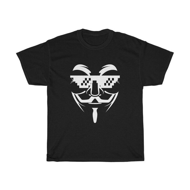 Puede incluir: Una camiseta negra con un gr&aacute;fico blanco de la m&aacute;scara de Anonymous con gafas de sol pixeladas. Las gafas de sol son un meme popular conocido como "Deal with it".