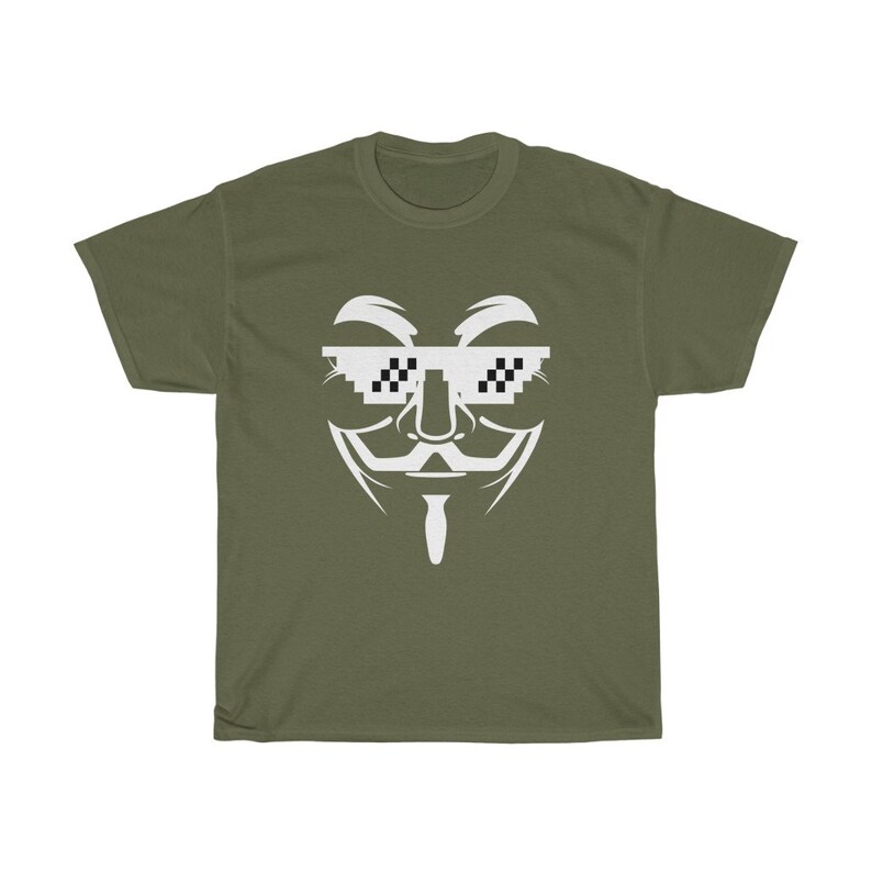 Puede incluir: Una camiseta verde con un gr&aacute;fico blanco de la m&aacute;scara de Anonymous con gafas de sol pixeladas. Las gafas tienen un patr&oacute;n de cuadros blanco y negro.