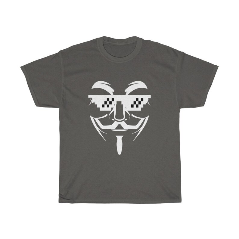 Puede incluir: Una camiseta gris oscuro con un gr&aacute;fico blanco de la m&aacute;scara de Anonymous con gafas de sol pixeladas. Las gafas tienen un patr&oacute;n de cuadros blanco y negro.