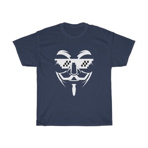 Puede incluir: Una camiseta azul marino con un gr&aacute;fico blanco de la m&aacute;scara de Anonymous con gafas pixeladas.