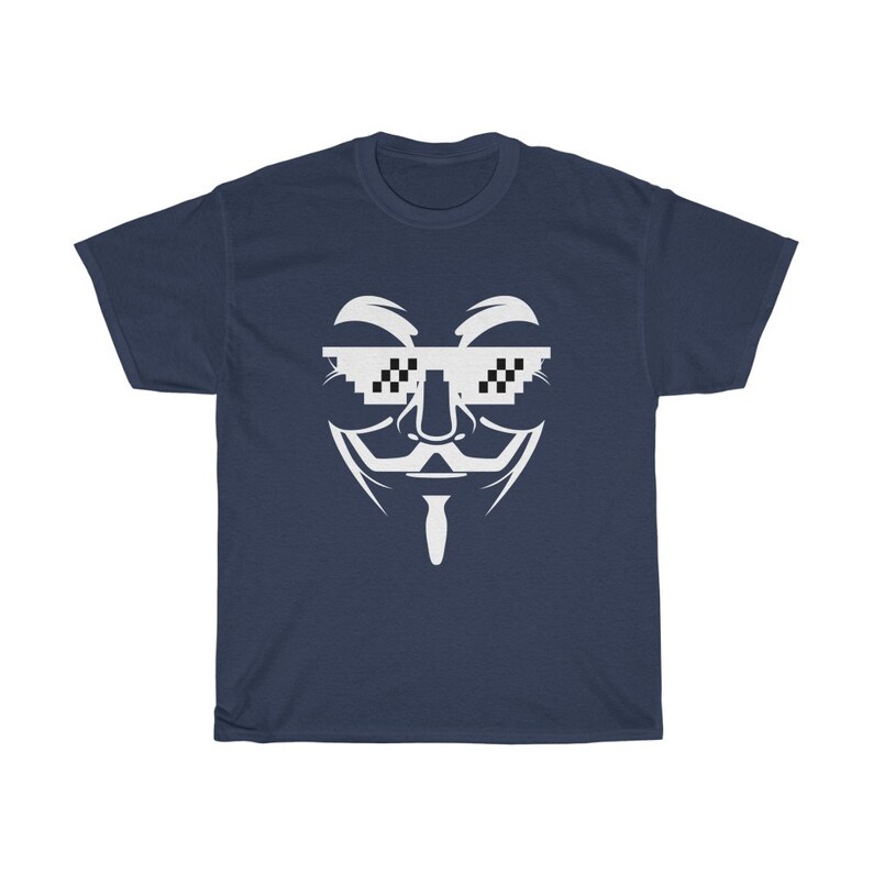 Puede incluir: Una camiseta azul marino con un gr&aacute;fico blanco de la m&aacute;scara de Anonymous con gafas pixeladas.