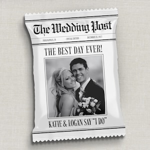 Pode incluir: Um pacote branco com design de jornal, intitulado "The Wedding Post". Apresenta uma foto em preto e branco de um casal sorrindo e o texto "THE BEST DAY EVER!" e "KATIE & LOGAN SAY 'I DO'" em preto.