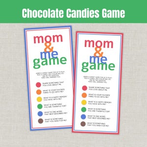 Puede incluir: Dos tarjetas de juego rectangulares tituladas Mom & Me Game con texto en rojo, naranja, azul y verde. Cada tarjeta presenta una lista de seis preguntas junto con círculos de colores rojo, naranja, amarillo, verde, azul y marrón para un juego.