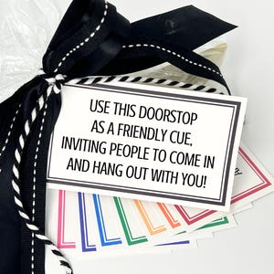 College Dorm Zimmer Türstopper druckbare Geschenkanhänger, Back to School Care Paket Kit, Wohnheim Dekor Türstopper, Abschlussgeschenk, Grad Party Favors