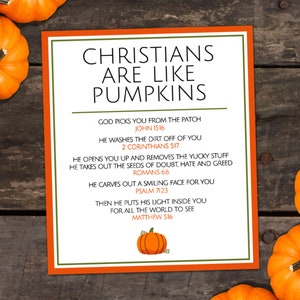 Puede incluir: Un letrero cuadrado con el texto "CHRISTIANS ARE LIKE PUMPKINS" en negro, con un borde verde y un marco naranja. El letrero está rodeado de calabazas naranjas sobre una superficie de madera. El texto incluye versículos bíblicos.
