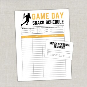 Peut inclure: Un planning de collations de jour de match sur papier blanc avec une silhouette noire de joueur de crosse, du texte jaune et une grille pour la date, l'heure et le joueur. Il inclut une liste d'allergies et une carte de rappel assortie.