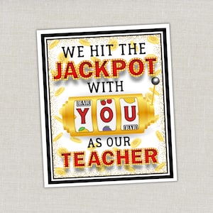 Peut inclure: Impression rectangulaire avec bordure noire. Le texte "WE HIT THE JACKPOT WITH YOU AS OUR TEACHER" est affiché. Un graphique de machine à sous dorée avec le mot "YOU" est au centre. Des pièces d'or sont dispersées autour du texte et du graphique.