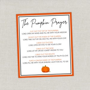 Könnte beinhalten: Eine quadratische Karte mit orangefarbenem Rand und dem Text "The Pumpkin Prayer" in eleganter Schrift. Das Gebet enthält Anweisungen zum Schnitzen eines Kürbisses, mit einer kleinen Illustration eines Kürbisses unten.