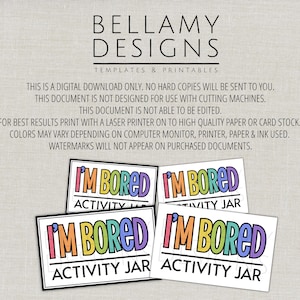 Op de afbeelding: Een digitale download met de tekst BELLAMY DESIGNS TEMPLATES & PRINTABLES gevolgd door instructies en vier rechthoekige labels met de kleurrijke tekst I'M BORED ACTIVITY JAR in een vet, meerkleurig lettertype op een witte achtergrond.