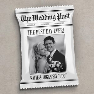 Könnte beinhalten: Eine weiße Tüte mit Zeitungsdesign, mit der Überschrift "The Wedding Post" und dem Datum 31. Dezember 2027. Die Tüte enthält ein Schwarz-Weiß-Foto eines lächelnden Paares und den Text "THE BEST DAY EVER!" und "KATIE & LOGAN SAY 'I DO'".