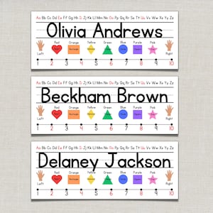 Op de afbeelding: Drie naamlabels met de namen Olivia Andrews, Beckham Brown en Delaney Jackson. Elk label heeft een regel voor het alfabet, vormen, kleuren en een getallenlijn van 1 tot 10. De labels staan op een witte achtergrond.