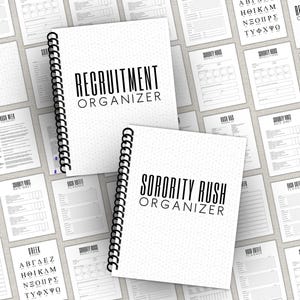 Könnte beinhalten: Zwei spiralgebundene Planer mit weißen Einbänden und einem dezenten grauen Punktmuster. Ein Einband trägt den schwarzen Schriftzug RECRUITMENT ORGANIZER, der andere SORORITY RUSH ORGANIZER. Der Hintergrund zeigt mehrere Seiten der Planer.