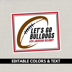 Pode incluir: Um autocolante retangular com fundo branco, um gráfico de bola de futebol castanha e o texto "LET'S GO BULLDOGS" em preto e vermelho. O texto "#24 JACKSON DELANEY" está em baixo. O autocolante tem uma borda vermelha e as palavras "EDITABLE COLORS & TEXT" na parte inferior.