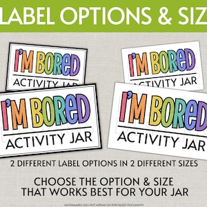 Op de afbeelding: Vier rechthoekige labels voor een activiteitenpot, gepresenteerd in twee verschillende formaten en twee ontwerpvarianten. Elk label bevat de kleurrijke tekst I'M BORED ACTIVITY JAR in een vet, speels lettertype op een lichtgrijze achtergrond.