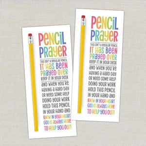 Puede incluir: Dos tarjetas blancas con el texto "Pencil Prayer" en letras coloridas. Cada tarjeta presenta un lápiz amarillo con una goma roja. El texto en las tarjetas dice: "Este no es un lápiz normal. Ha sido rezado."