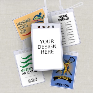 Peut inclure: Plusieurs porte-badges d'identification en plastique transparent avec des cordons blancs. Certaines cartes affichent du texte : "YOUR DESIGN HERE", "PACKING CHECKLIST", "ENDURANCE FITNESS CLUB", "GREEN ANALYTICS" et "SULLIVAN SENIOR HIGH SCHOOL GATORS".