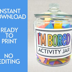 Op de afbeelding: Een doorzichtige glazen pot met deksel, gevuld met kleurrijke papieren stroken. Een wit etiket op de voorzijde bevat de tekst "I'M BORED ACTIVITY JAR" in dikgedrukte, meerkleurige letters. De tekst "INSTANT DOWNLOAD", "READY TO PRINT" en "NO EDITING" is zichtbaar.