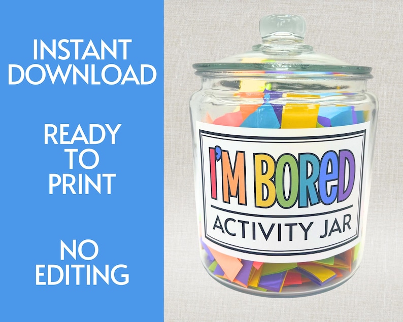 Op de afbeelding: Een doorzichtige glazen pot met deksel, gevuld met kleurrijke papieren stroken. Een wit etiket op de voorzijde bevat de tekst "I'M BORED ACTIVITY JAR" in dikgedrukte, meerkleurige letters. De tekst "INSTANT DOWNLOAD", "READY TO PRINT" en "NO EDITING" is zichtbaar.