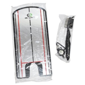 Peut inclure: Un tapis d'entraînement de putting de golf argenté avec des lignes rouges et noires et une base en plastique noir. Le tapis est emballé dans du plastique transparent. Une brosse à club de golf noire avec une tête en métal à poils est emballée dans du plastique transparent.