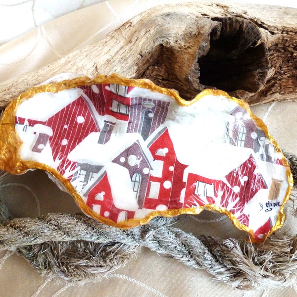 Huître décorative maisons enneigées, Ornement coquille d'huître en blanc et rouge, plat d'anneau coquillage, cadeau huître décoration hiver.