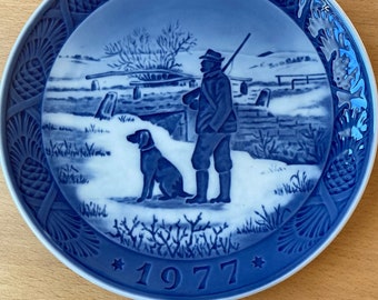 Royal Copenhagen 1977 Danish Plate, Collectible, Christmas Plate, Hunter and Dog, Labrador Retriever, Blue & White Porcelain Wall Hanging,