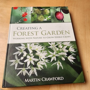 Att skapa en skogsträdgård, Martin Crawford, brittisk expert, Arbeta med naturen för att odla ätbara grödor, inbunden, som ny!