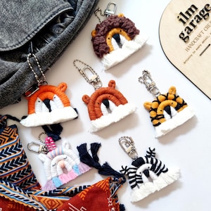 Llavero de animal de macramé estilo boho / Adorno para bolso arcoíris