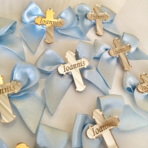 Gepersonaliseerde gouden kruistag met blauwe strik, aangepaste doopsel gunsttag, wijwater gunsttag, babyjongen cadeautag
