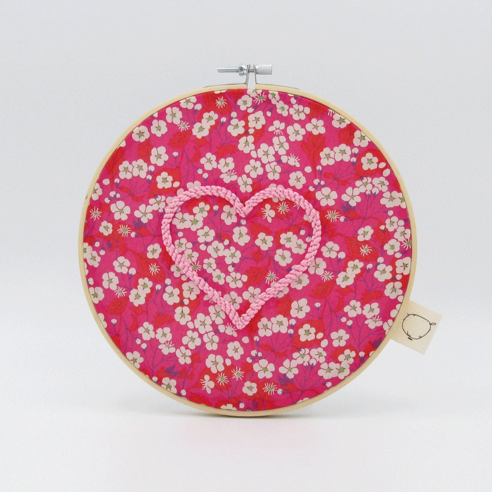 Tambour Broderie Coeur sur Liberty Mitsi