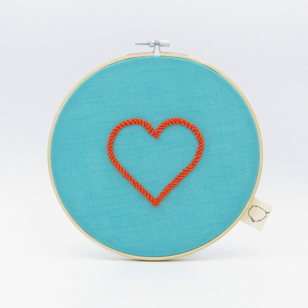 Tambour Broderie Coeur sur Lin Turquoise
