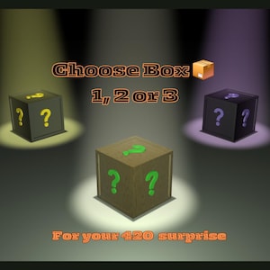 Puede incluir: Tres cajas cerradas con signos de interrogación. Las cajas están iluminadas desde arriba. El texto "Elige la caja 1, 2 o 3" está encima de las cajas. El texto "Para tu sorpresa 420" está debajo de las cajas.