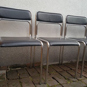 Ensemble de 4 chaises de salle à manger Bauhaus en acier tubulaire chromé et similicuir noir, chaises de salle à manger empilables modernistes vintage des années 1990 image 2