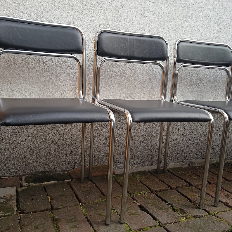 Ensemble de 4 chaises de salle à manger Bauhaus en acier tubulaire chromé et similicuir noir, chaises de salle à manger empilables modernistes vintage des années 1990 image 2