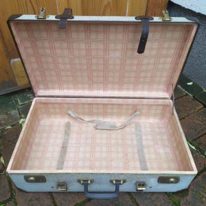 Valigia rigida vintage, bagaglio retrò con cinghie in pelle e lucchetti in metallo, vecchio baule da viaggio, contenitore decorativo di metà secolo e accessorio
