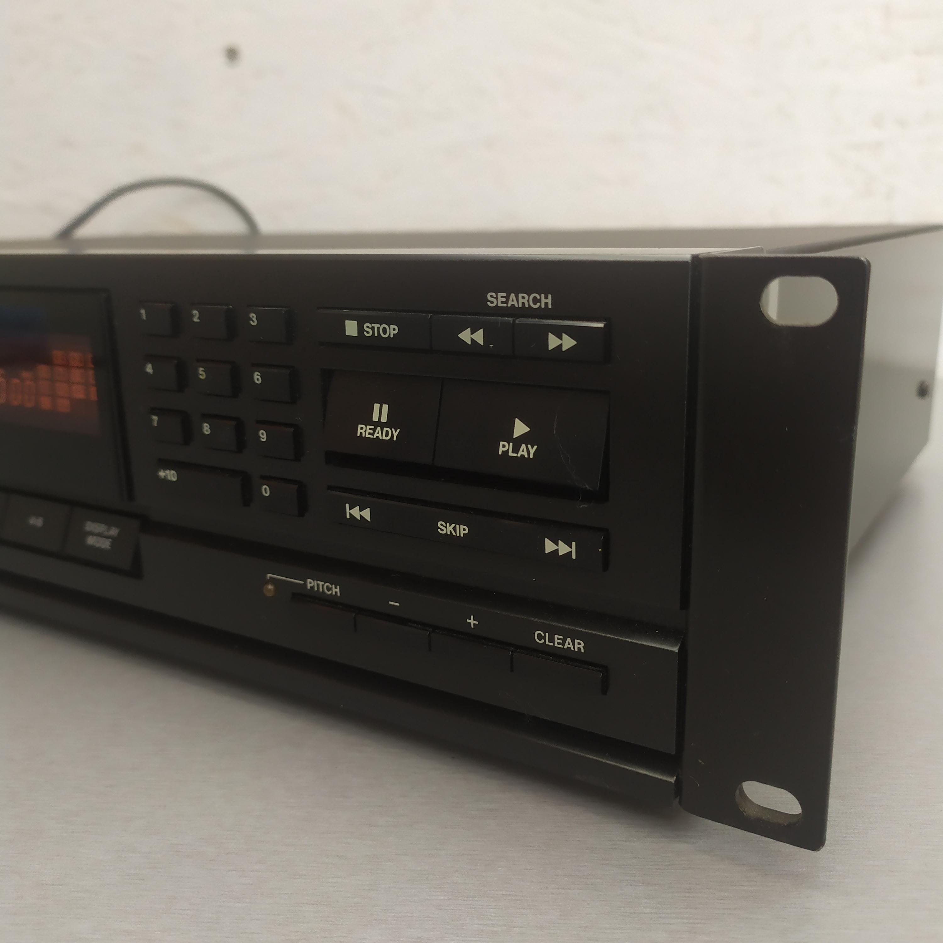 Tascam CD-401 MKII プロフェッショナルCDプレーヤー – スタジオ