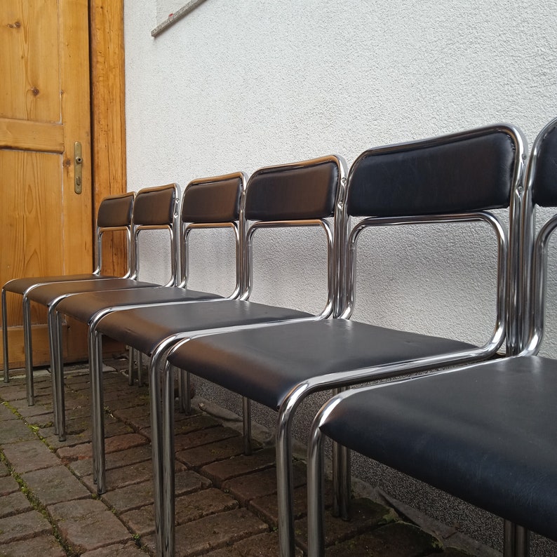 Ensemble de 4 chaises de salle à manger Bauhaus en acier tubulaire chromé et similicuir noir, chaises de salle à manger empilables modernistes vintage des années 1990 image 1