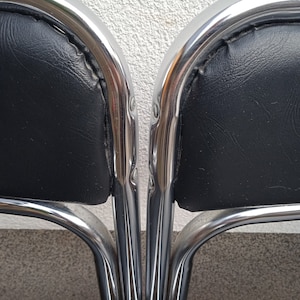 Ensemble de 4 chaises de salle à manger Bauhaus en acier tubulaire chromé et similicuir noir, chaises de salle à manger empilables modernistes vintage des années 1990 image 7