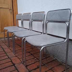 1 di 4 Sedie da pranzo in acciaio tubolare cromato e ecopelle grigia dal design Bauhaus, sedie da pranzo impilabili moderniste italiane vintage degli anni &#39;90