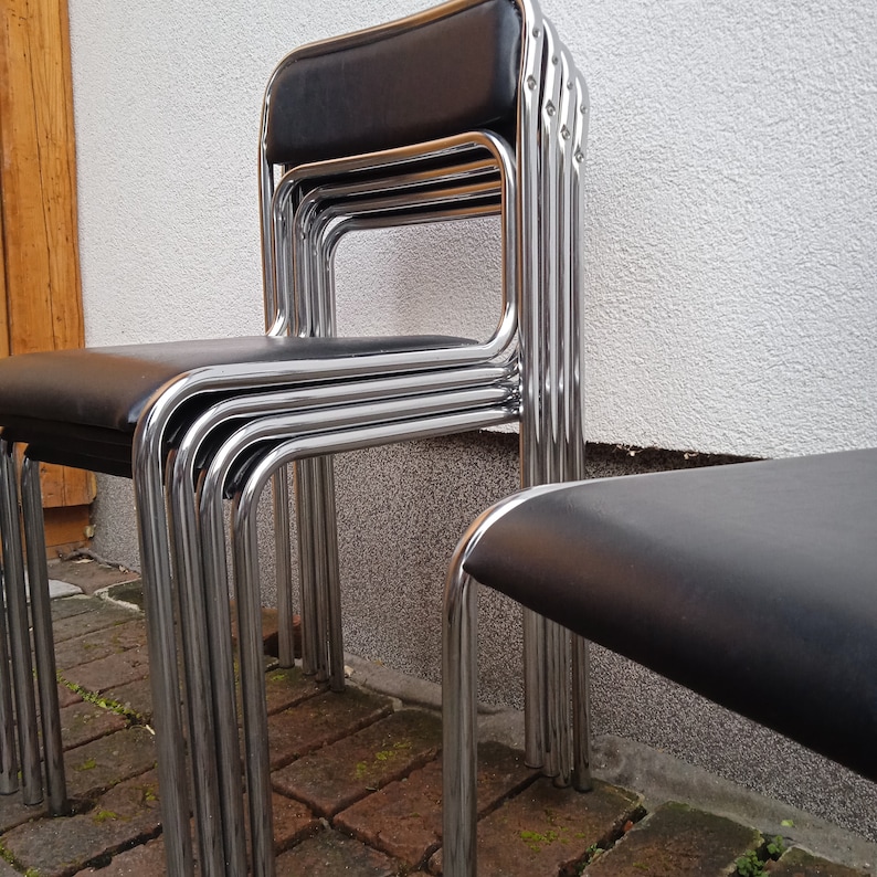 Ensemble de 4 chaises de salle à manger Bauhaus en acier tubulaire chromé et similicuir noir, chaises de salle à manger empilables modernistes vintage des années 1990 image 9