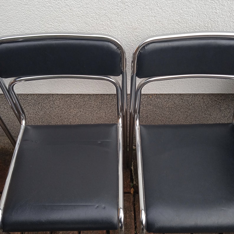 Ensemble de 4 chaises de salle à manger Bauhaus en acier tubulaire chromé et similicuir noir, chaises de salle à manger empilables modernistes vintage des années 1990 image 10