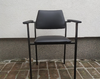 Poltrona moderna de meados do século com estrutura de aço e couro sintético preto, recém-estofada