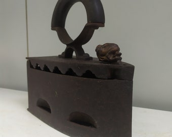 Ancienne tête de lion en fer avec manche en bois, fer à charbon primitif à collectionner avec couvercle, fer à charbon vintage