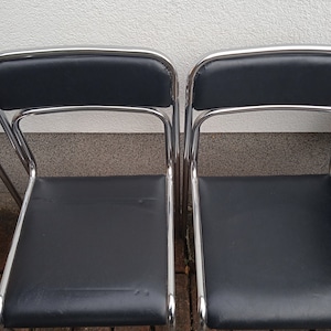 Ensemble de 4 chaises de salle à manger Bauhaus en acier tubulaire chromé et similicuir noir, chaises de salle à manger empilables modernistes vintage des années 1990 image 4