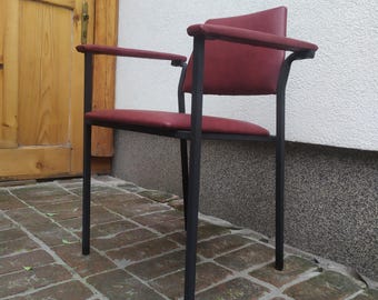 Poltrona moderna de meados do século com estrutura de aço e couro sintético vermelho, recém-estofada