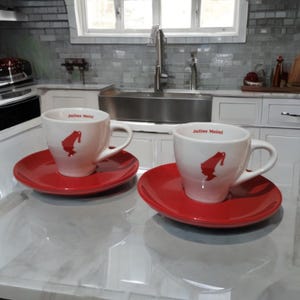 Juego de 2 tazas de café expreso Julius Meinl de cerámica blanca con platillos rojos